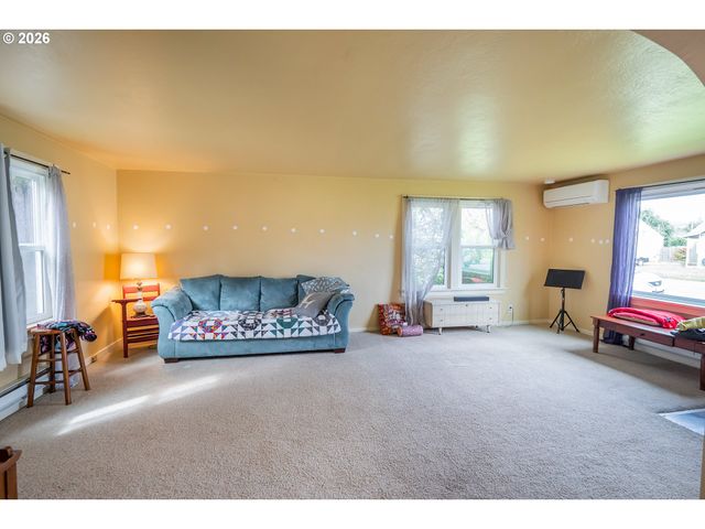 300 21ST St, Springfield, OR 97477