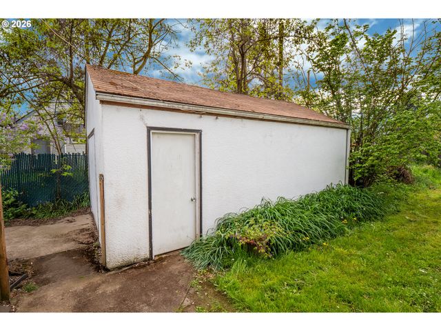 300 21ST St, Springfield, OR 97477