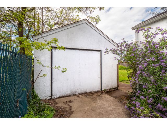 300 21ST St, Springfield, OR 97477