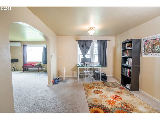 300 21ST St, Springfield, OR 97477