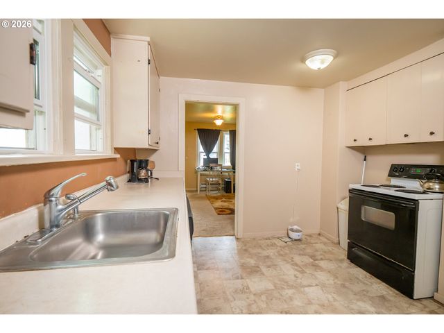 300 21ST St, Springfield, OR 97477