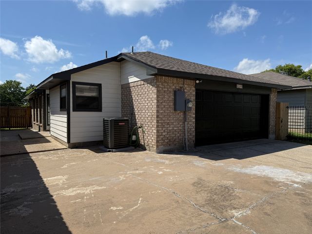 10259 Sand Springs Avenue, Dallas, TX 75227