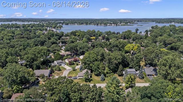 2385 Avondale Street, Sylvan Lake, MI 48320