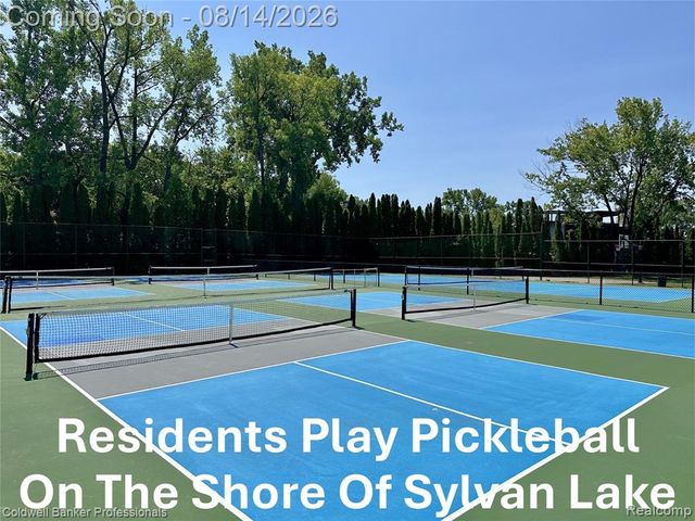 2385 Avondale Street, Sylvan Lake, MI 48320