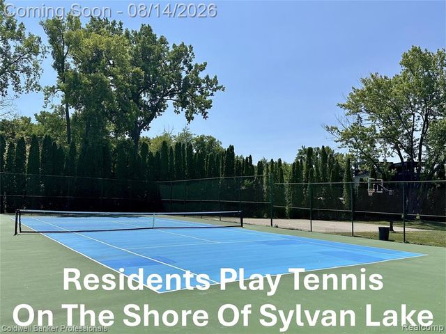 2385 Avondale Street, Sylvan Lake, MI 48320