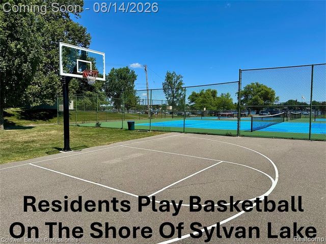 2385 Avondale Street, Sylvan Lake, MI 48320