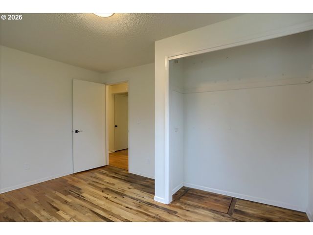 9010 Sw MEADOW Ln, Portland, OR 97225