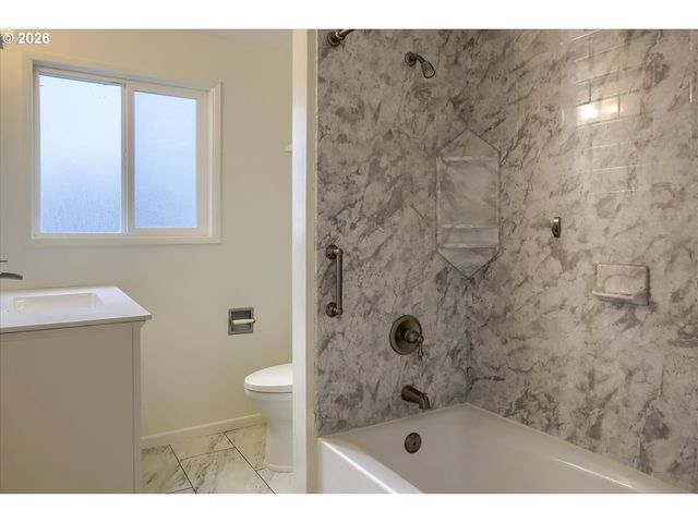 9010 Sw MEADOW Ln, Portland, OR 97225