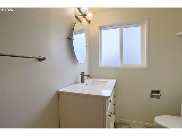 9010 Sw MEADOW Ln, Portland, OR 97225