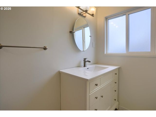 9010 Sw MEADOW Ln, Portland, OR 97225