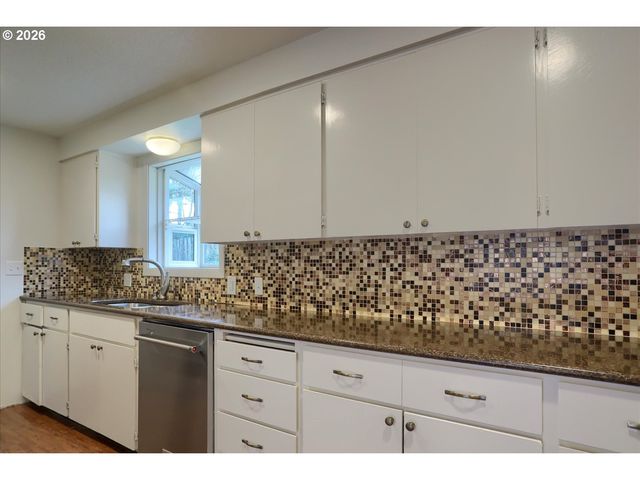 9010 Sw MEADOW Ln, Portland, OR 97225