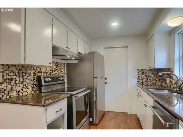 9010 Sw MEADOW Ln, Portland, OR 97225