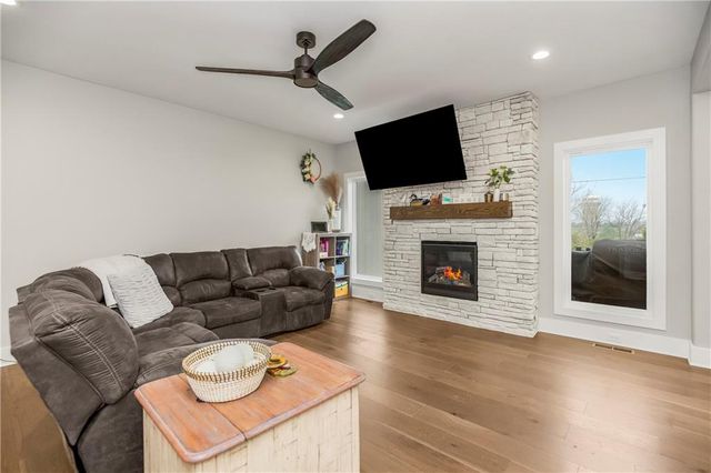 4015 NE Sagamore Drive, Lee's Summit, MO 64064
