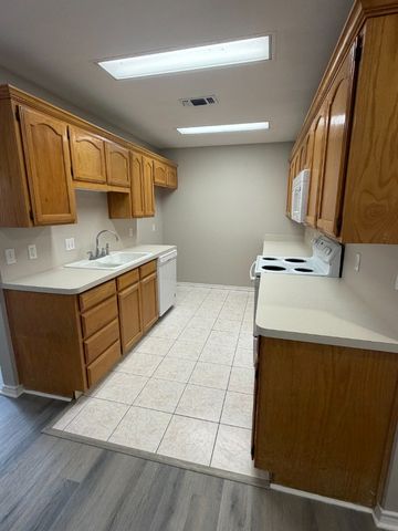 910 Austin, Weatherford, TX 76086