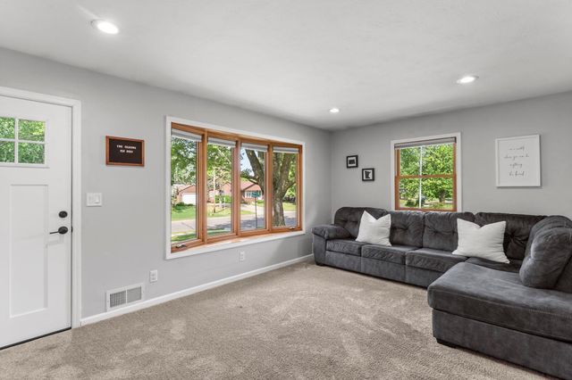 784 Mary Street N, Maplewood, MN 55119