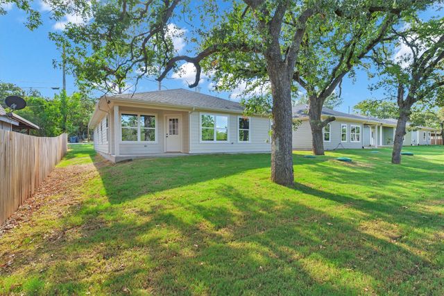 811 Branding Iron Trail, Granbury, TX 76049