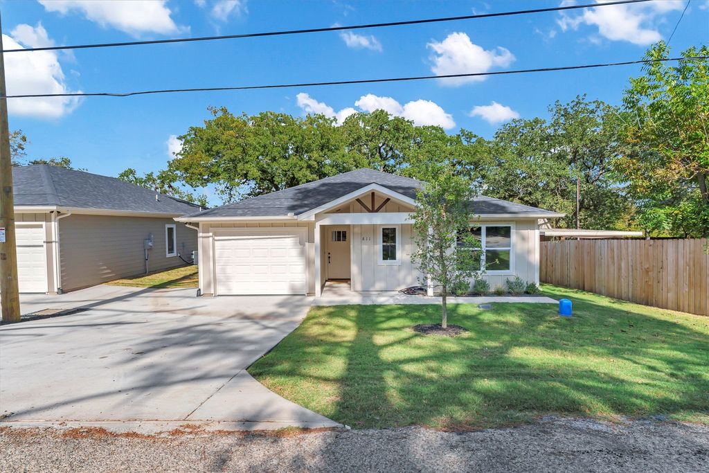 811 Branding Iron Trail, Granbury, TX 76049