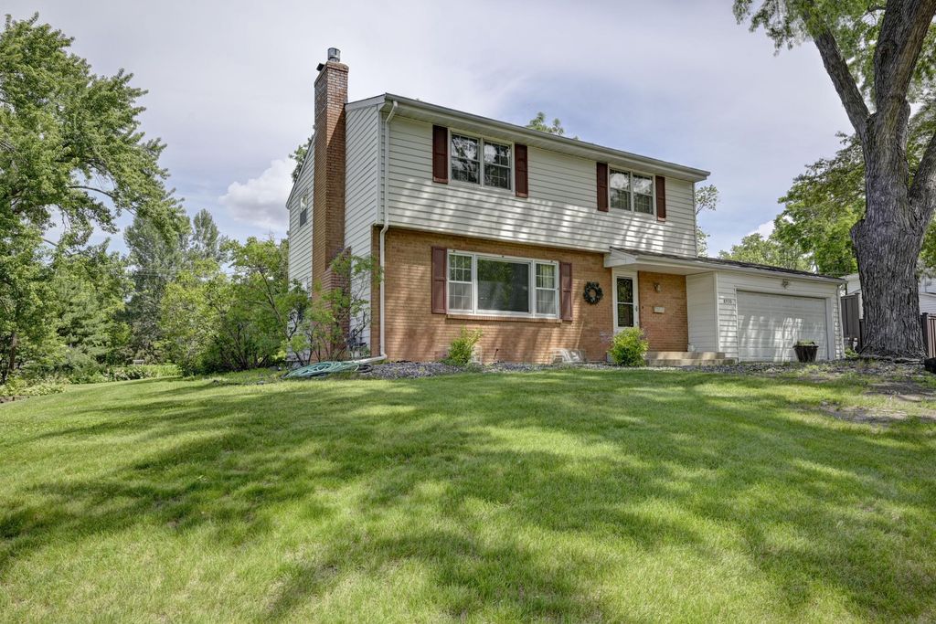 8930 23rd Avenue N, Golden Valley, MN 55427