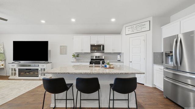 433 DEBORAH DR, New Braunfels, TX 78130