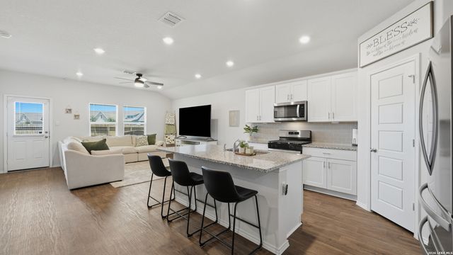 433 DEBORAH DR, New Braunfels, TX 78130