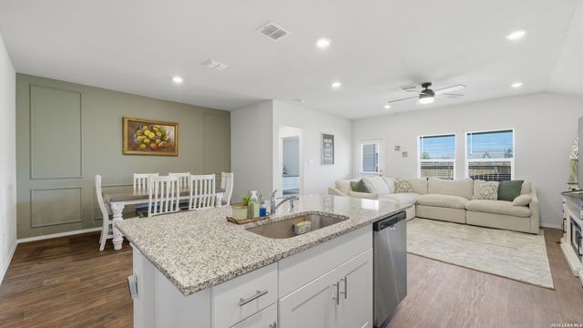 433 DEBORAH DR, New Braunfels, TX 78130