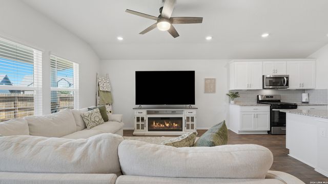 433 DEBORAH DR, New Braunfels, TX 78130