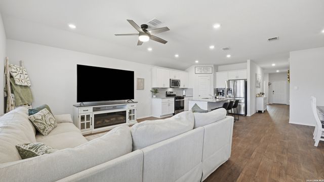 433 DEBORAH DR, New Braunfels, TX 78130
