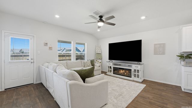 433 DEBORAH DR, New Braunfels, TX 78130