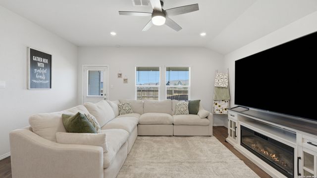433 DEBORAH DR, New Braunfels, TX 78130