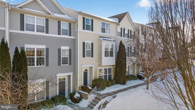 1120 BLUE BIRD LN, York, PA 17402