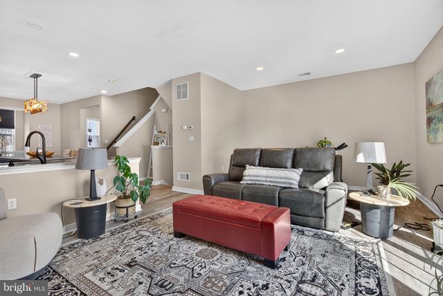 1120 BLUE BIRD LN, York, PA 17402