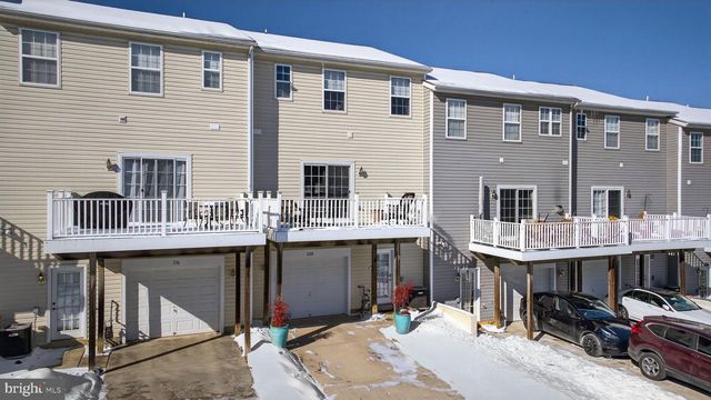 1120 BLUE BIRD LN, York, PA 17402