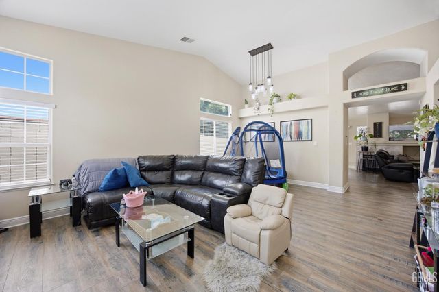 11005 Lakewood Court, Bakersfield, CA 93312