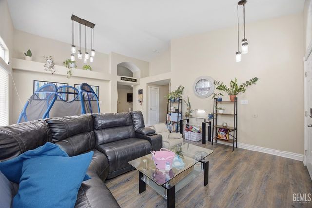 11005 Lakewood Court, Bakersfield, CA 93312