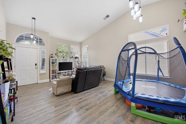 11005 Lakewood Court, Bakersfield, CA 93312