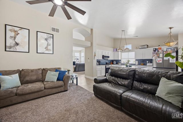 11005 Lakewood Court, Bakersfield, CA 93312