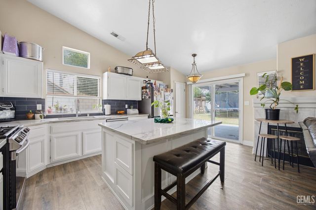 11005 Lakewood Court, Bakersfield, CA 93312