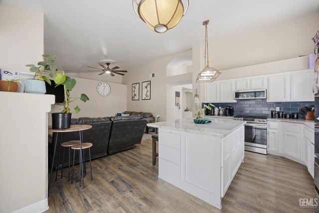 11005 Lakewood Court, Bakersfield, CA 93312