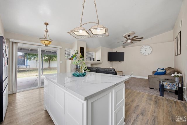 11005 Lakewood Court, Bakersfield, CA 93312