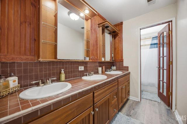 11005 Lakewood Court, Bakersfield, CA 93312