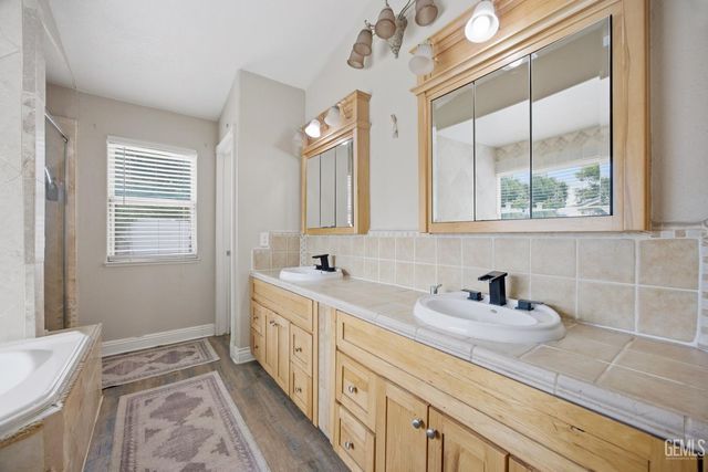 11005 Lakewood Court, Bakersfield, CA 93312