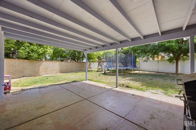 11005 Lakewood Court, Bakersfield, CA 93312