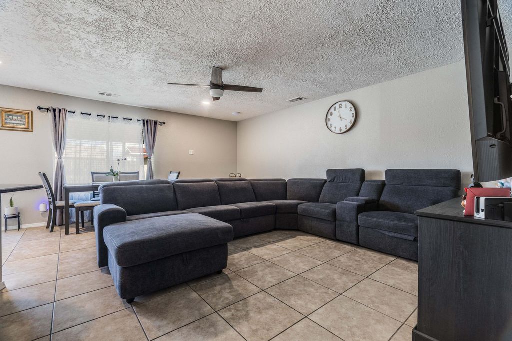 Image 5 of property listing at 1739 Pegasus Avenue SE, Rio Rancho, NM 87124