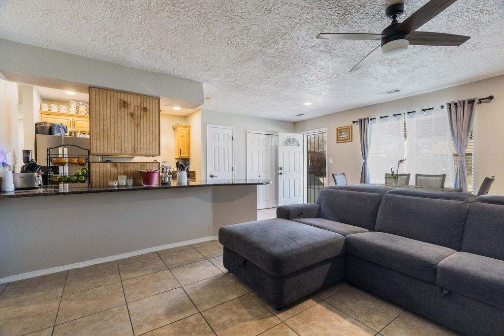 Image 7 of property listing at 1739 Pegasus Avenue SE, Rio Rancho, NM 87124