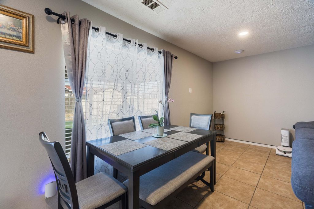 Image 8 of property listing at 1739 Pegasus Avenue SE, Rio Rancho, NM 87124