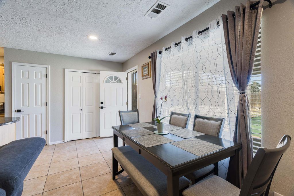 Image 9 of property listing at 1739 Pegasus Avenue SE, Rio Rancho, NM 87124