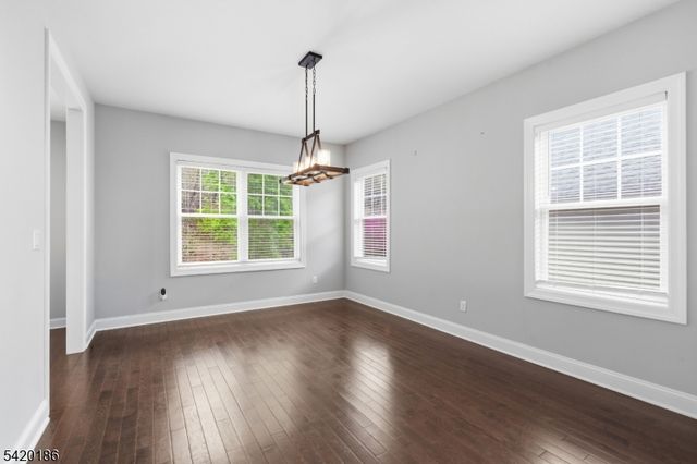 11 Bluffs Ct, Hamburg Boro, NJ 07419