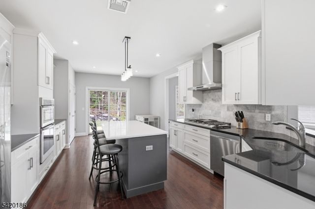 11 Bluffs Ct, Hamburg Boro, NJ 07419