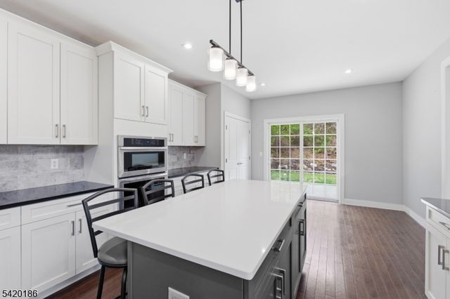 11 Bluffs Ct, Hamburg Boro, NJ 07419