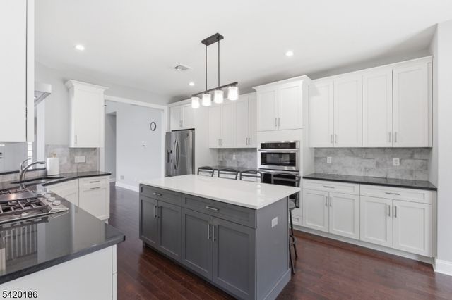 11 Bluffs Ct, Hamburg Boro, NJ 07419
